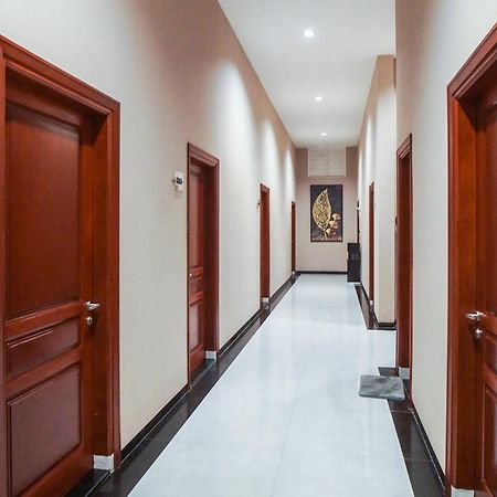 Super Oyo Capital O 92066 Papakoel Hotel & Cafe Medan Bagian luar foto