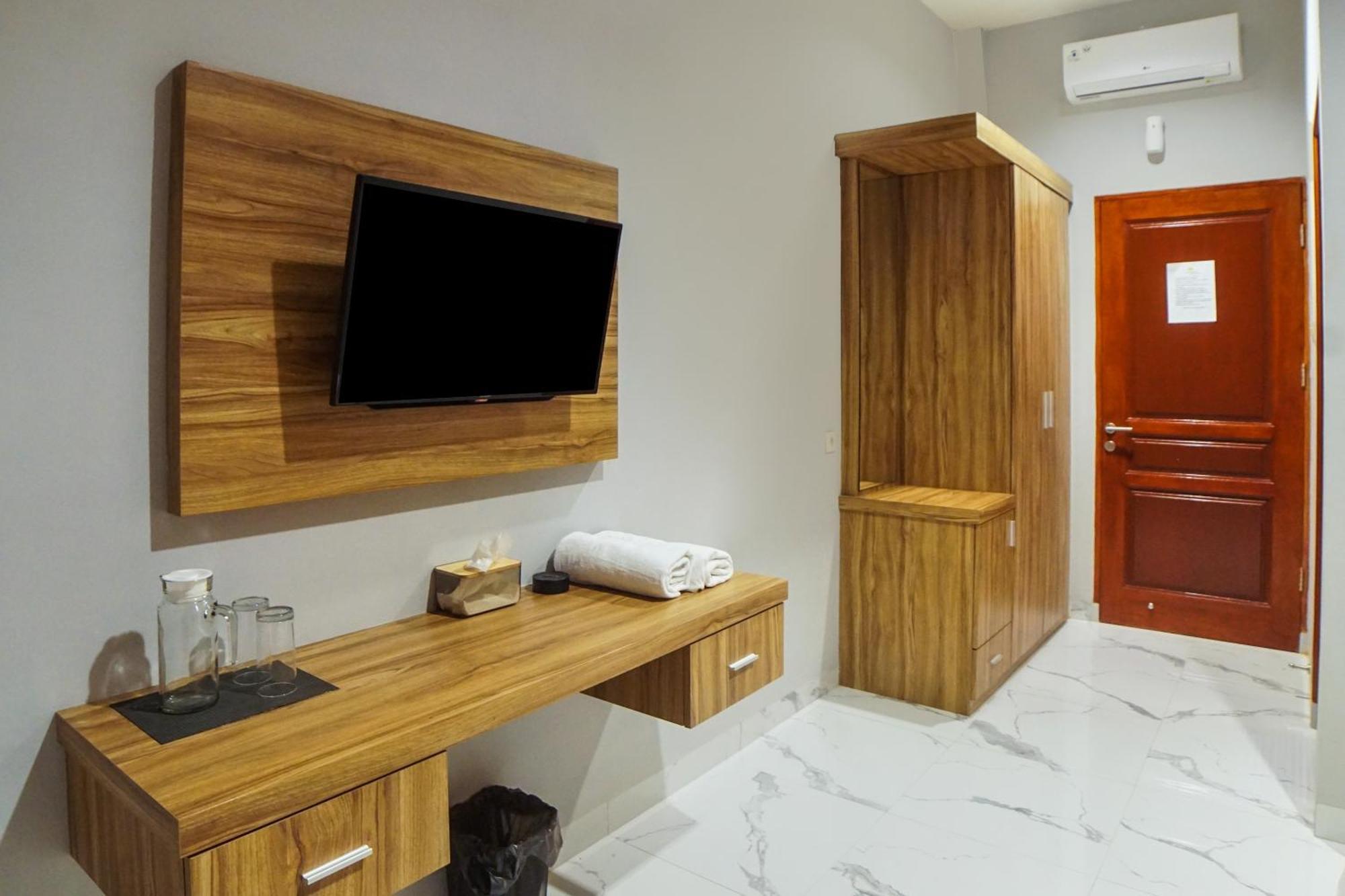 Super Oyo Capital O 92066 Papakoel Hotel & Cafe Medan Bagian luar foto