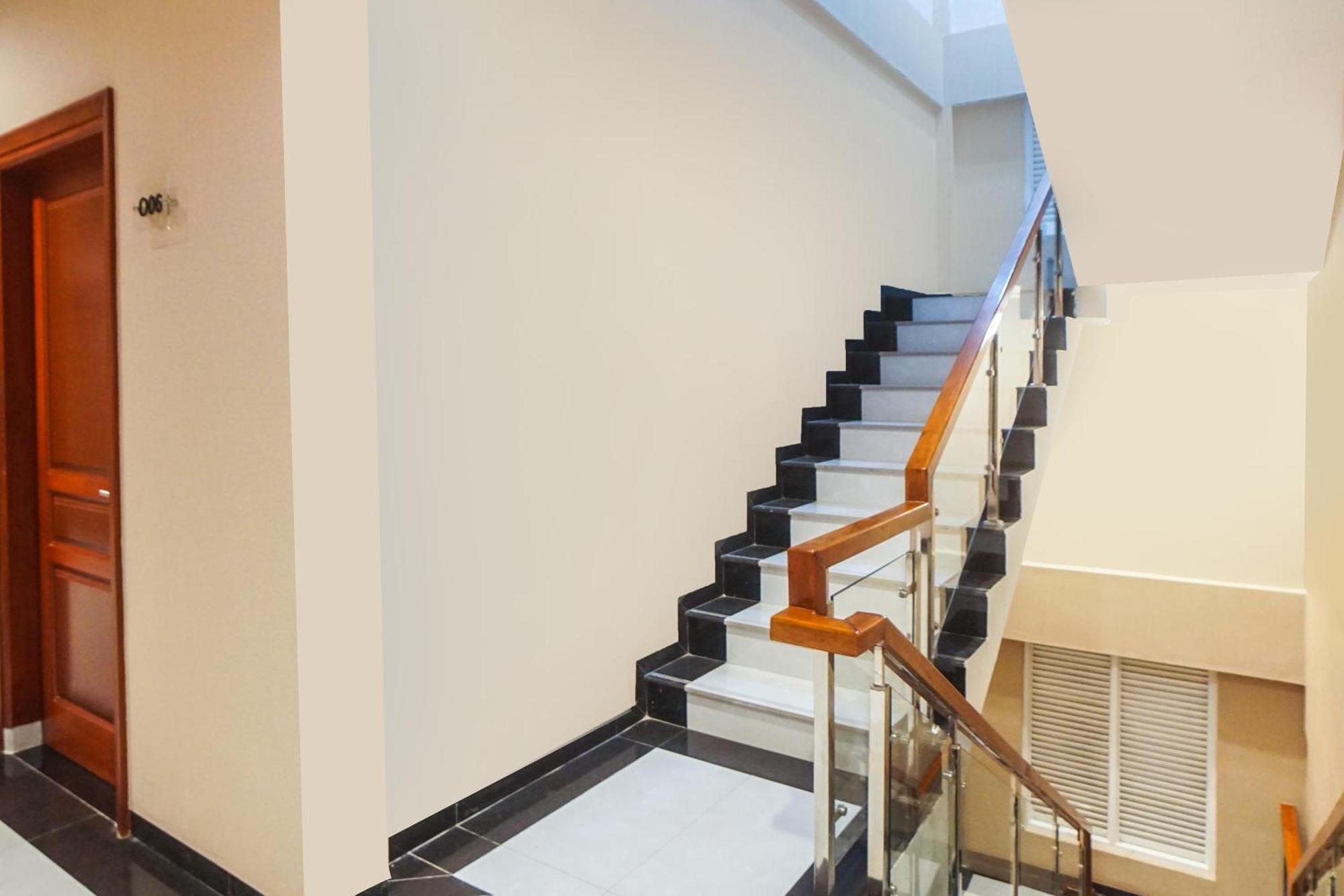 Super Oyo Capital O 92066 Papakoel Hotel & Cafe Medan Bagian luar foto