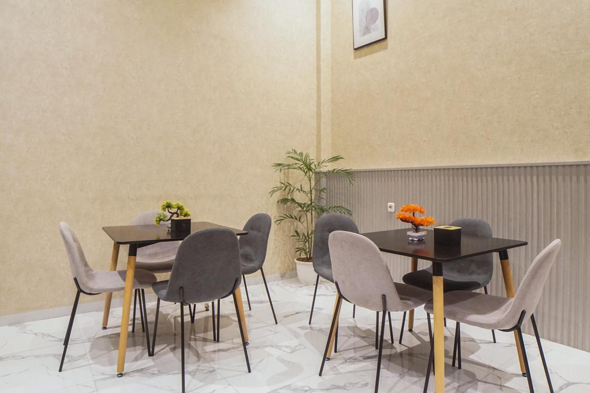 Super Oyo Capital O 92066 Papakoel Hotel & Cafe Medan Bagian luar foto
