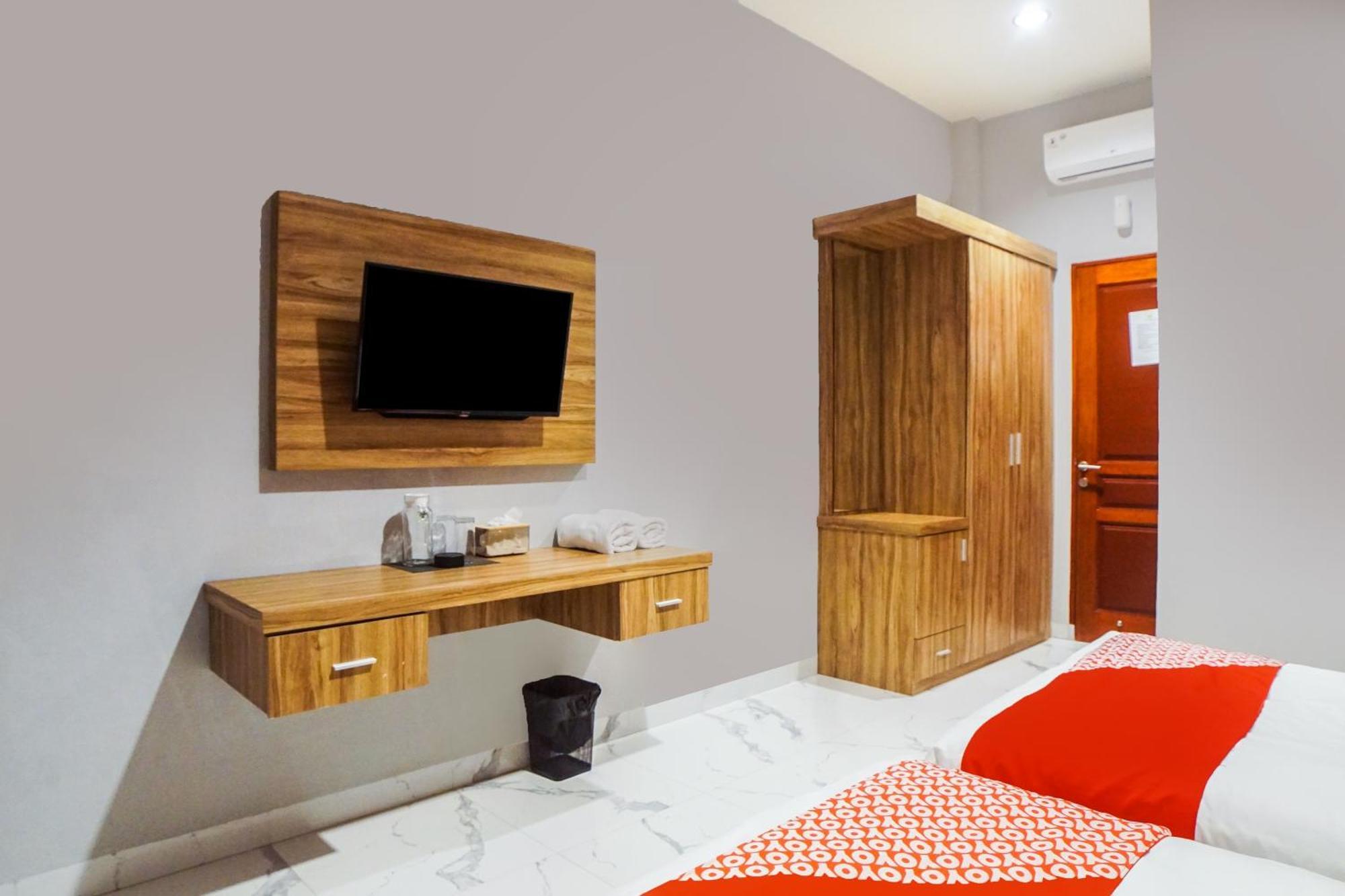 Super Oyo Capital O 92066 Papakoel Hotel & Cafe Medan Bagian luar foto