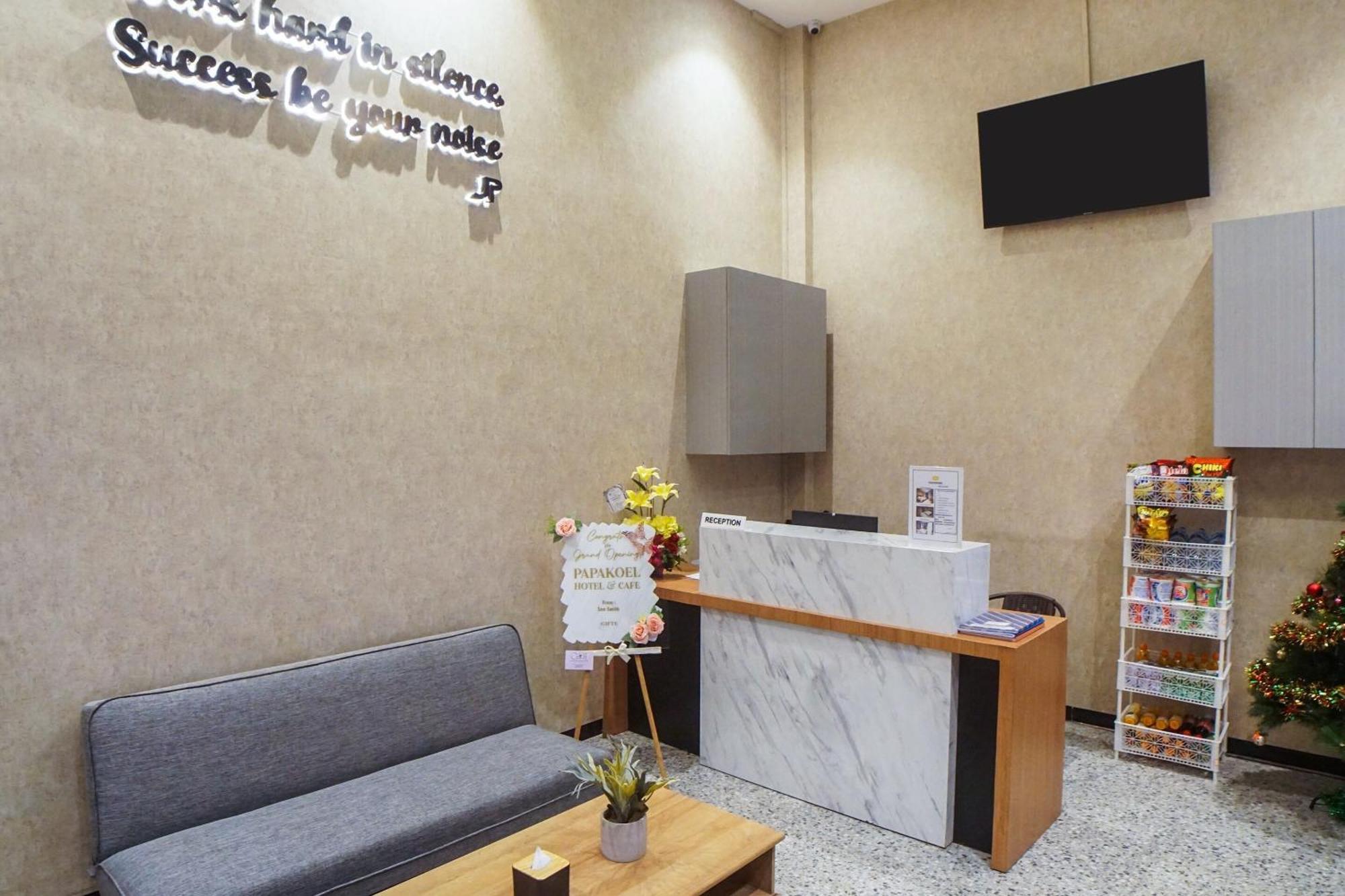 Super Oyo Capital O 92066 Papakoel Hotel & Cafe Medan Bagian luar foto